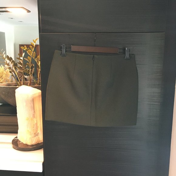 Zara (M) Dark Green Short Skirt with Front Detail and Hidden Pockets - Picture 2 of 7